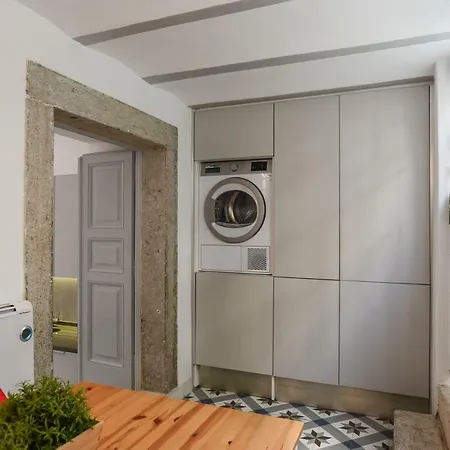 Great Location, Close To The Metro! Appartement *